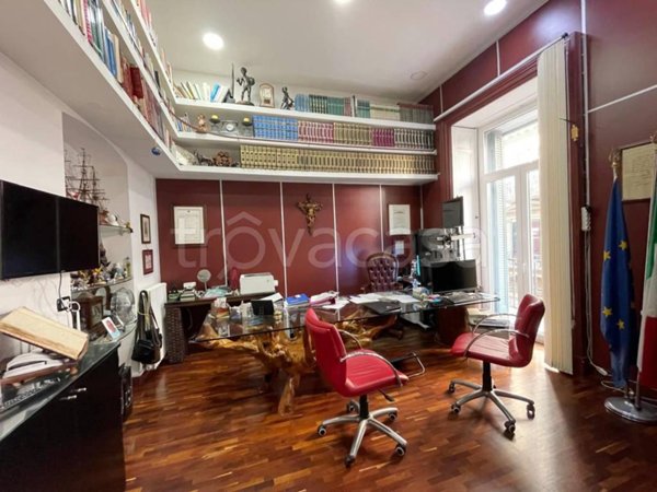 appartamento in vendita a Napoli in zona Chiaia