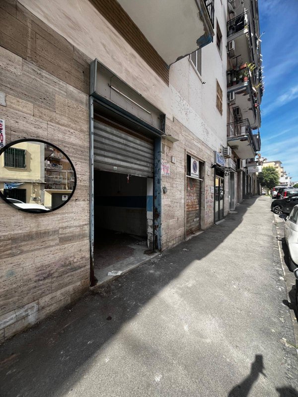 locale commerciale in vendita a Napoli in zona Soccavo