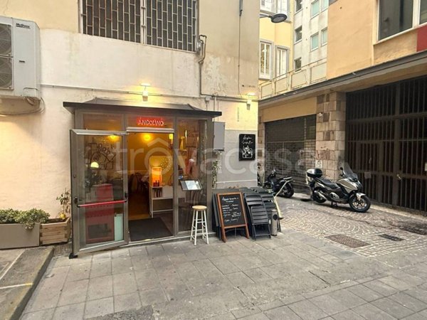 negozio in vendita a Napoli in zona Porto