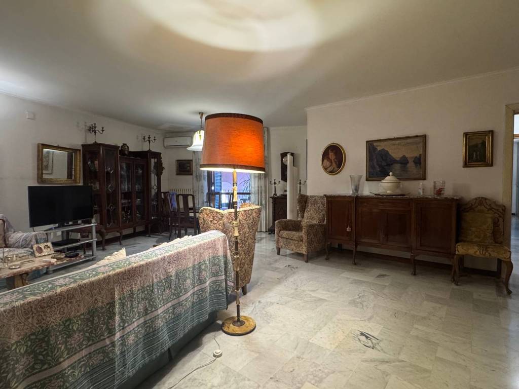 appartamento in vendita a Napoli in zona Chiaia