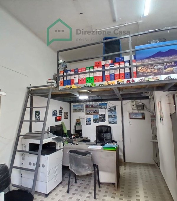 locale commerciale in vendita a Napoli in zona San Carlo all'Arena