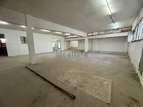 locale commerciale in vendita a Napoli in zona San Carlo all'Arena