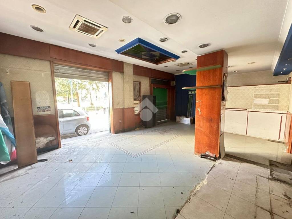 negozio in vendita a Napoli in zona Secondigliano