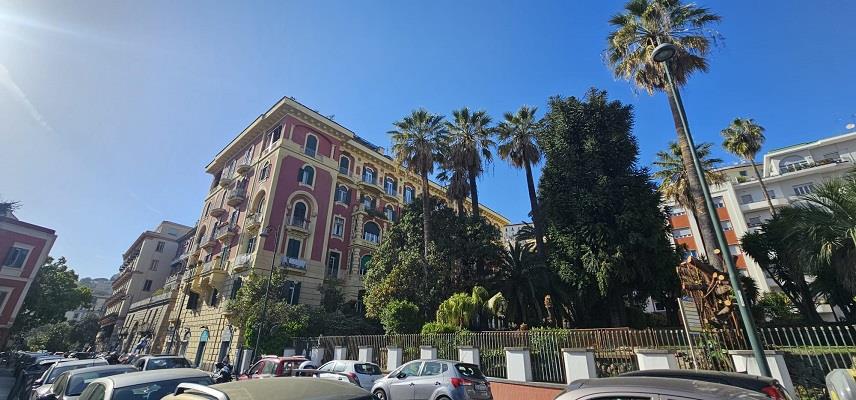 appartamento in vendita a Napoli in zona Chiaia