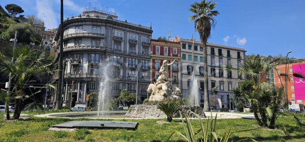 appartamento in vendita a Napoli in zona Chiaia