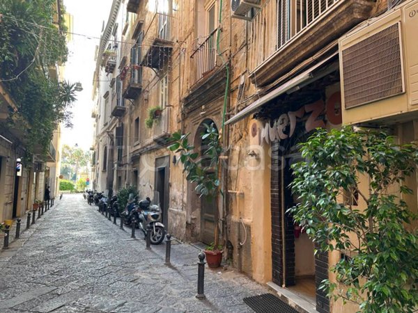 locale commerciale in vendita a Napoli in zona Chiaia
