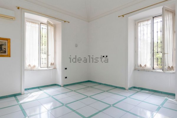 appartamento in vendita a Napoli in zona Chiaia