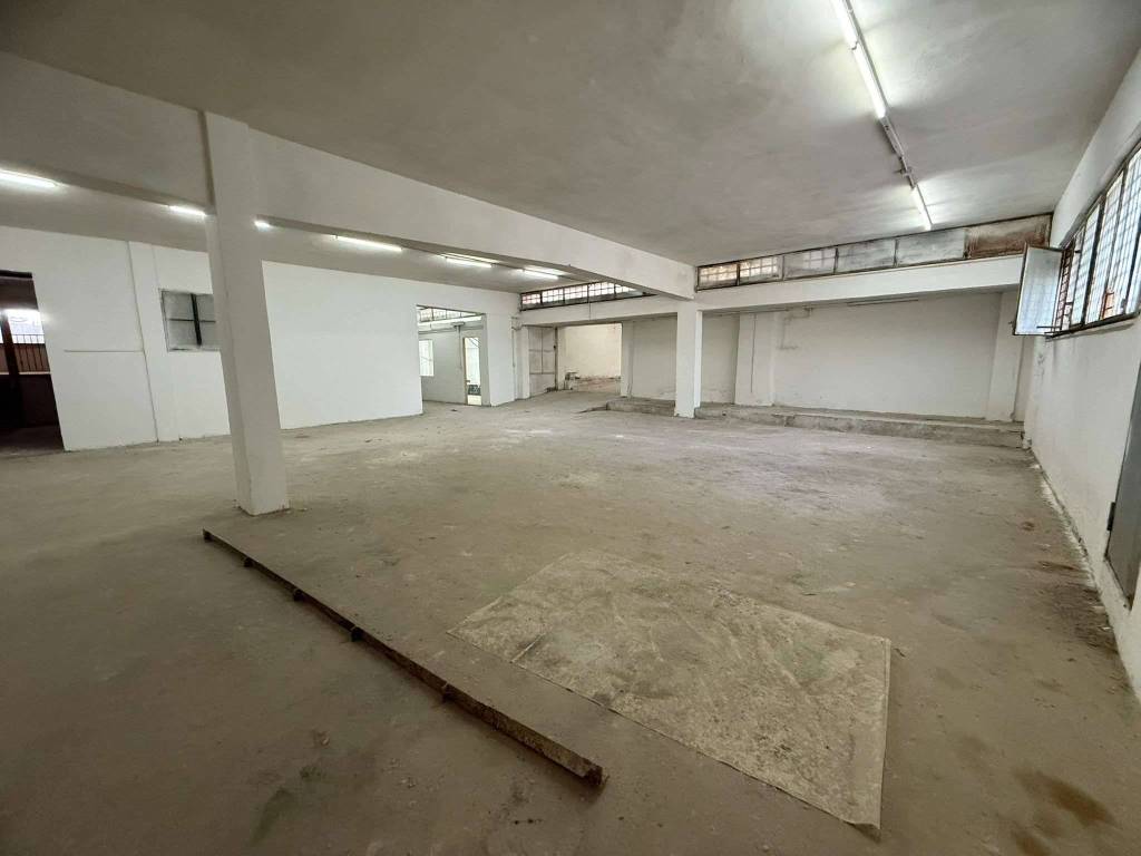 negozio in vendita a Napoli in zona Capodimonte / Colli Aminei