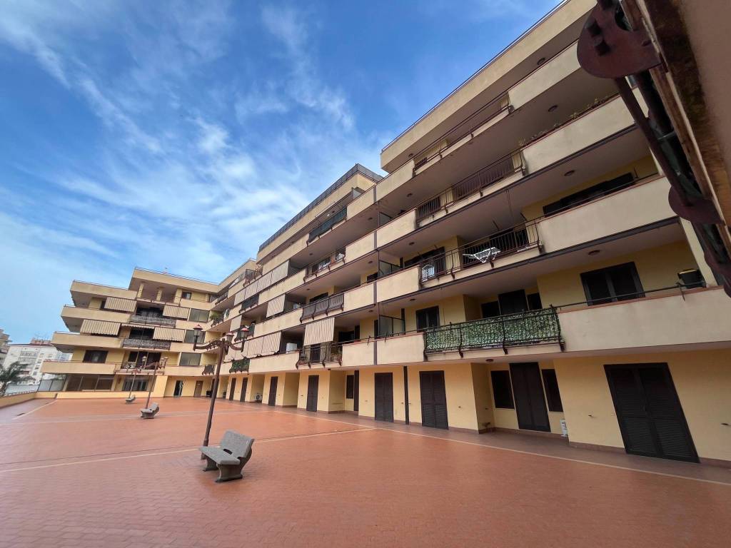 ufficio in vendita a Napoli in zona Barra