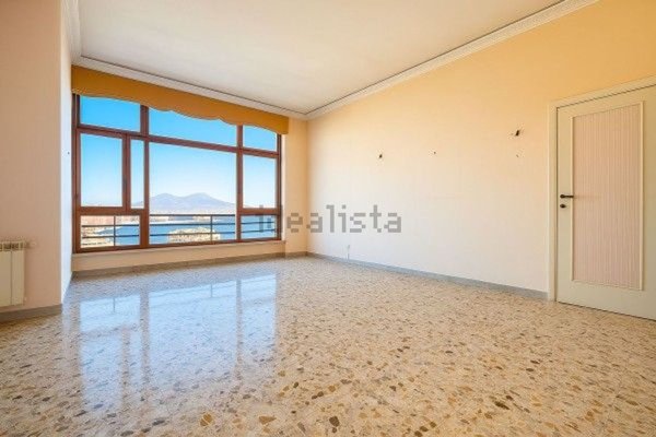 appartamento in vendita a Napoli in zona Chiaia