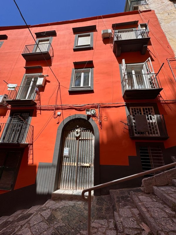 appartamento in vendita a Napoli in zona Chiaia