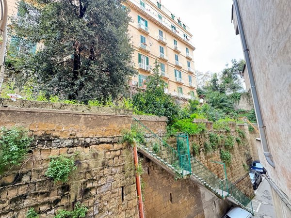 appartamento in vendita a Napoli in zona Chiaia