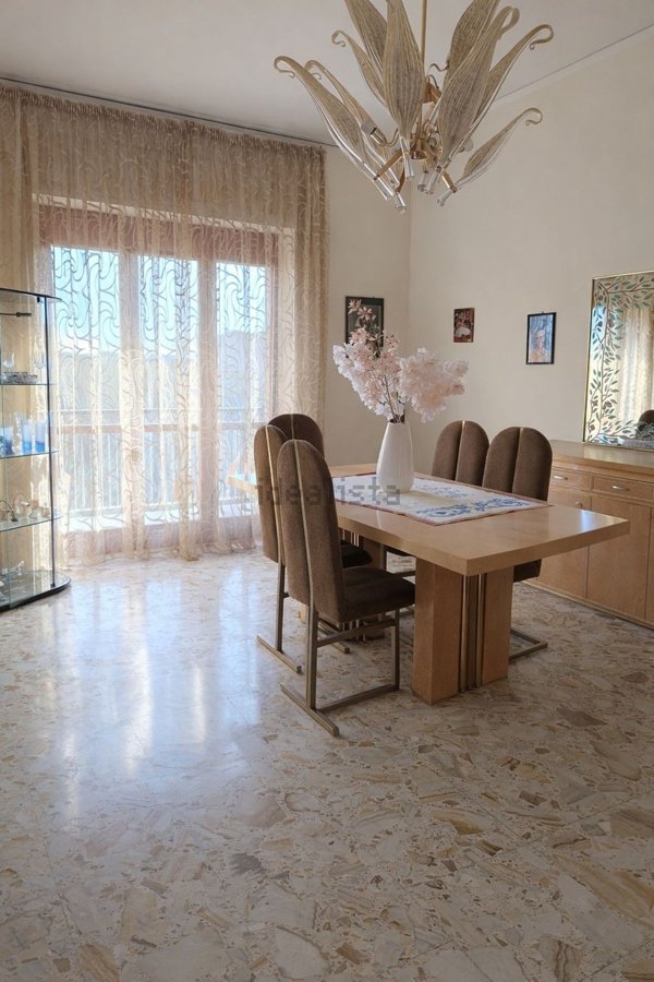 appartamento in vendita a Napoli in zona San Carlo all'Arena