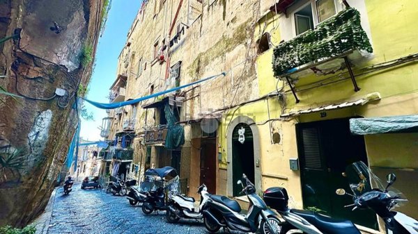 appartamento in vendita a Napoli in zona San Carlo all'Arena