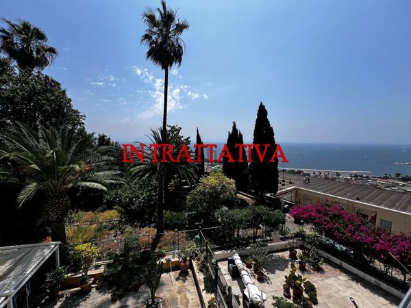appartamento in vendita a Napoli in zona Chiaia