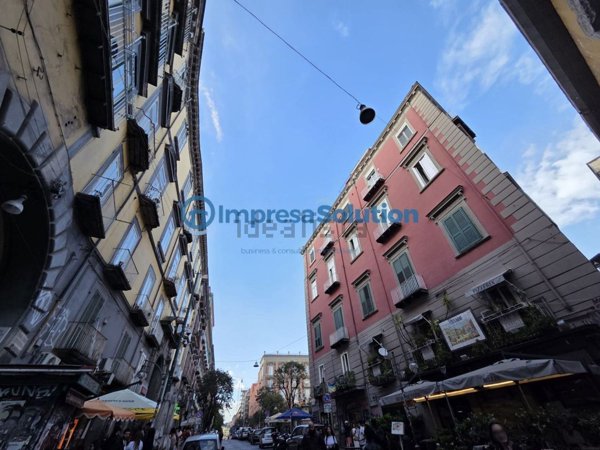 locale commerciale in vendita a Napoli in zona Pendino / San Giuseppe
