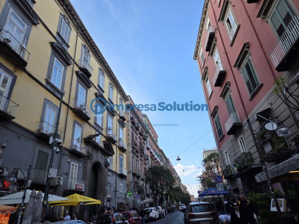 locale commerciale in vendita a Napoli in zona Pendino / San Giuseppe