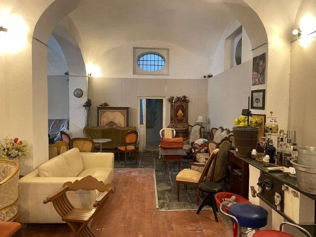 locale commerciale in vendita a Napoli in zona Chiaia