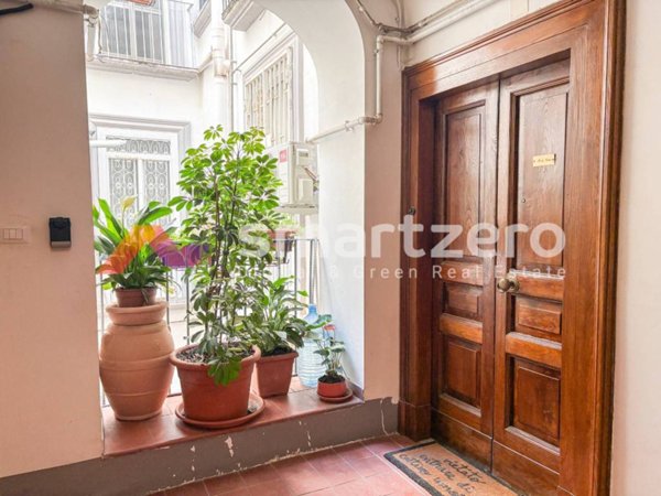 appartamento in vendita a Napoli in zona Chiaia