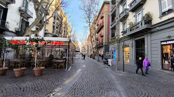 locale commerciale in vendita a Napoli in zona Vomero