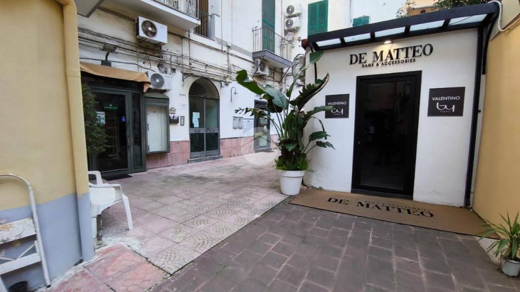 negozio in vendita a Napoli in zona Vomero