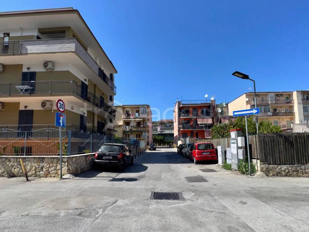 locale commerciale in vendita a Napoli in zona Pianura