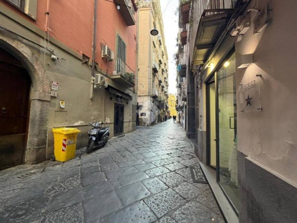 negozio in vendita a Napoli in zona Chiaia