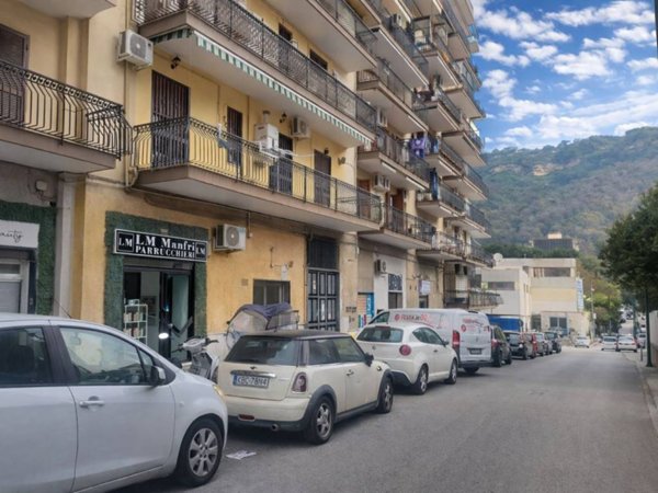 negozio in vendita a Napoli in zona Soccavo