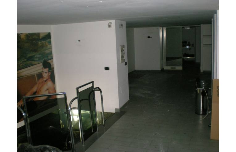 locale commerciale in vendita a Napoli in zona San Giovanni a Teduccio