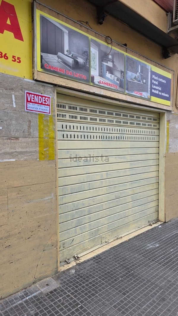 locale commerciale in vendita a Napoli in zona Secondigliano