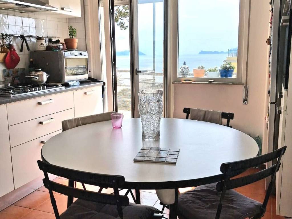 appartamento in vendita a Napoli in zona Chiaia