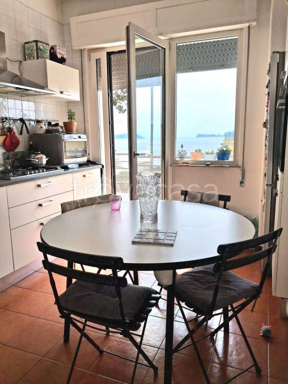 appartamento in vendita a Napoli in zona Chiaia