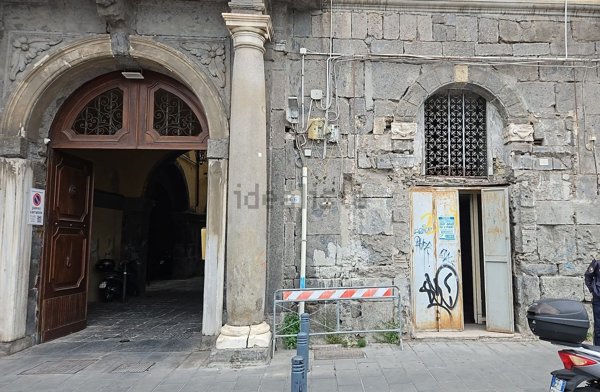 locale commerciale in vendita a Napoli in zona Chiaia