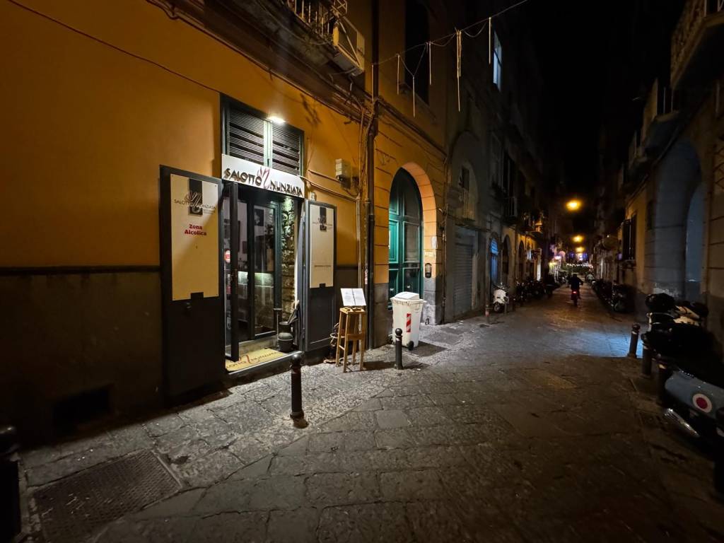 negozio in vendita a Napoli in zona Chiaia
