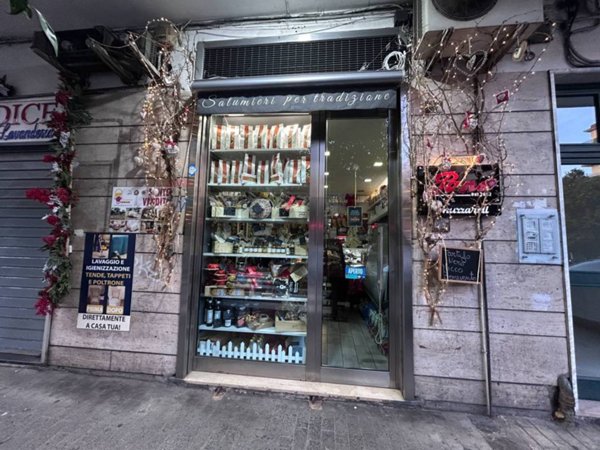 negozio in vendita a Napoli in zona Arenella