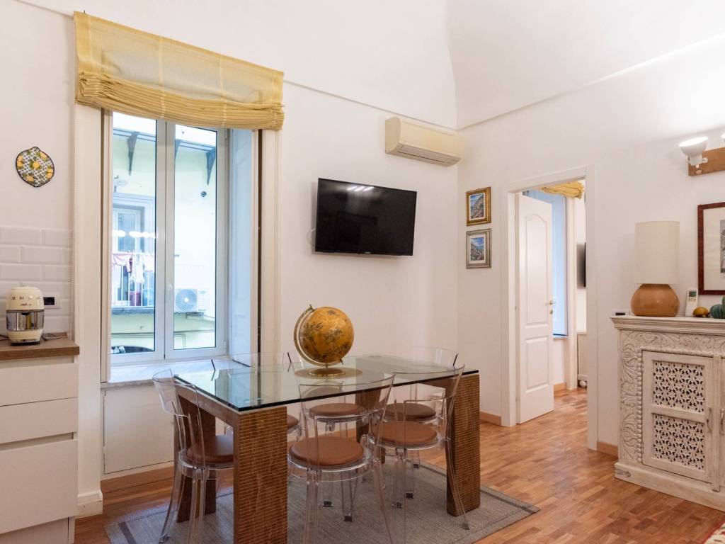 appartamento in vendita a Napoli in zona Chiaia