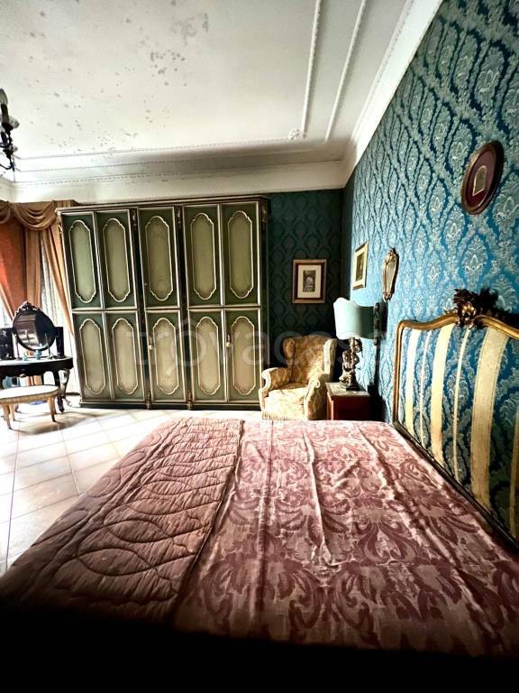 appartamento in vendita a Napoli in zona Chiaia