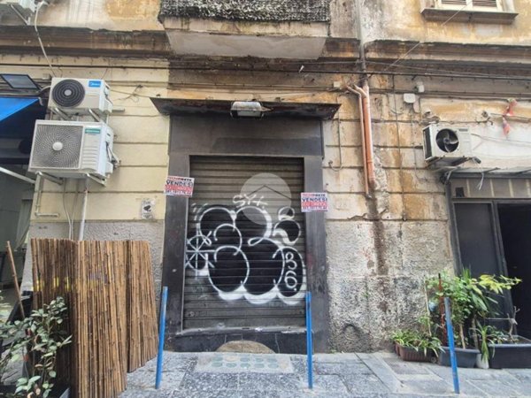negozio in vendita a Napoli in zona Pendino / San Giuseppe