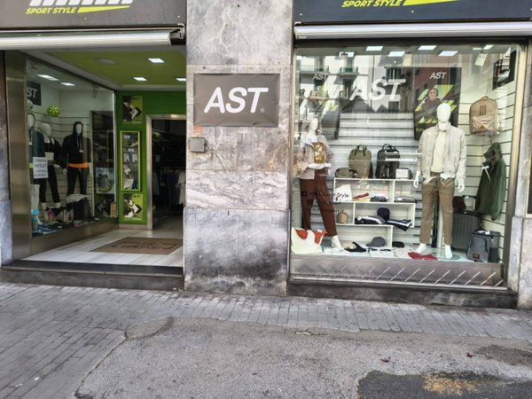negozio in vendita a Napoli in zona Chiaia