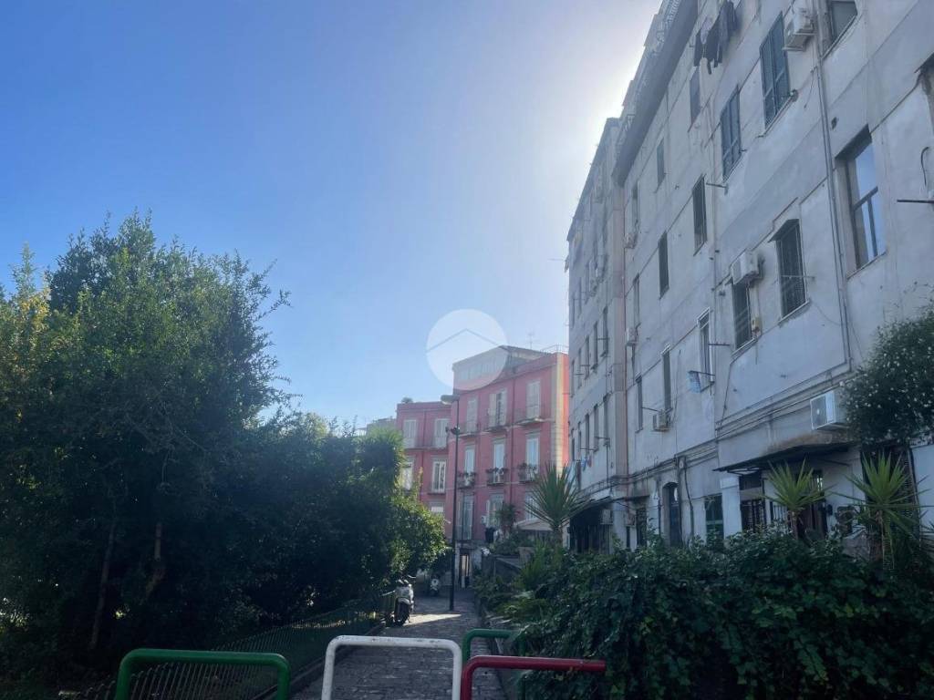 appartamento in vendita a Napoli in zona San Carlo all'Arena