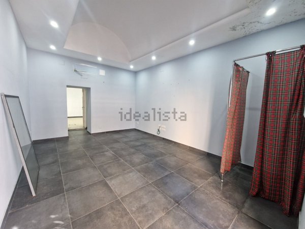 locale commerciale in vendita a Napoli in zona Vomero