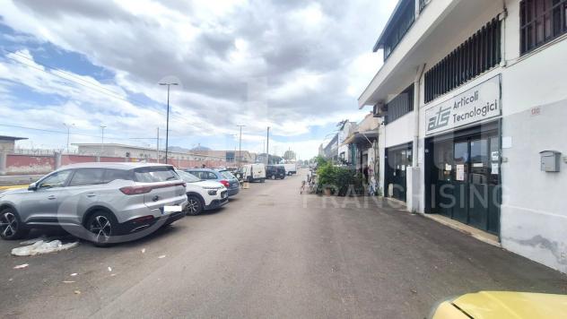 locale commerciale in vendita a Napoli in zona Capodichino