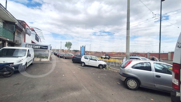 locale commerciale in vendita a Napoli in zona Capodichino