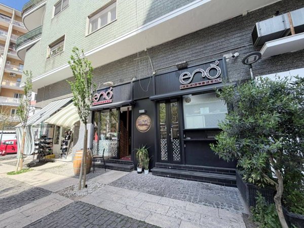 negozio in vendita a Napoli in zona Arenella
