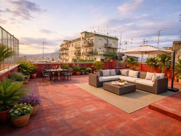 appartamento in vendita a Napoli in zona San Carlo all'Arena