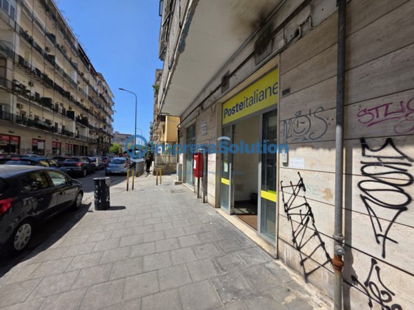 locale commerciale in vendita a Napoli in zona Fuorigrotta