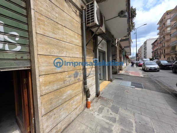 locale commerciale in vendita a Napoli in zona Fuorigrotta