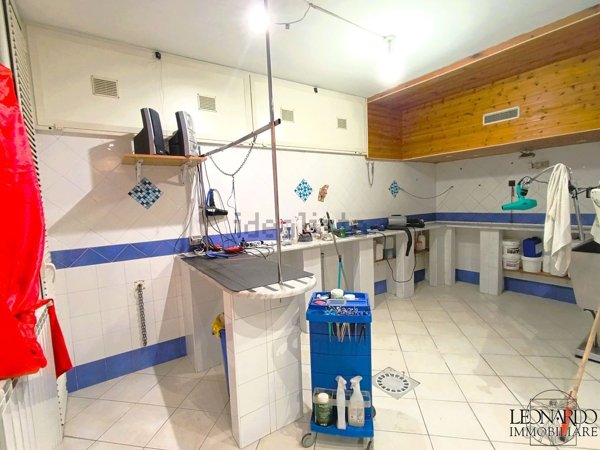 locale commerciale in vendita a Napoli in zona Arenella