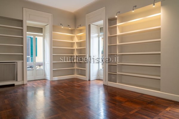 appartamento in vendita a Napoli in zona Chiaia