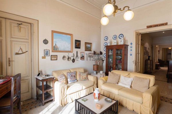 appartamento in vendita a Napoli in zona Chiaia